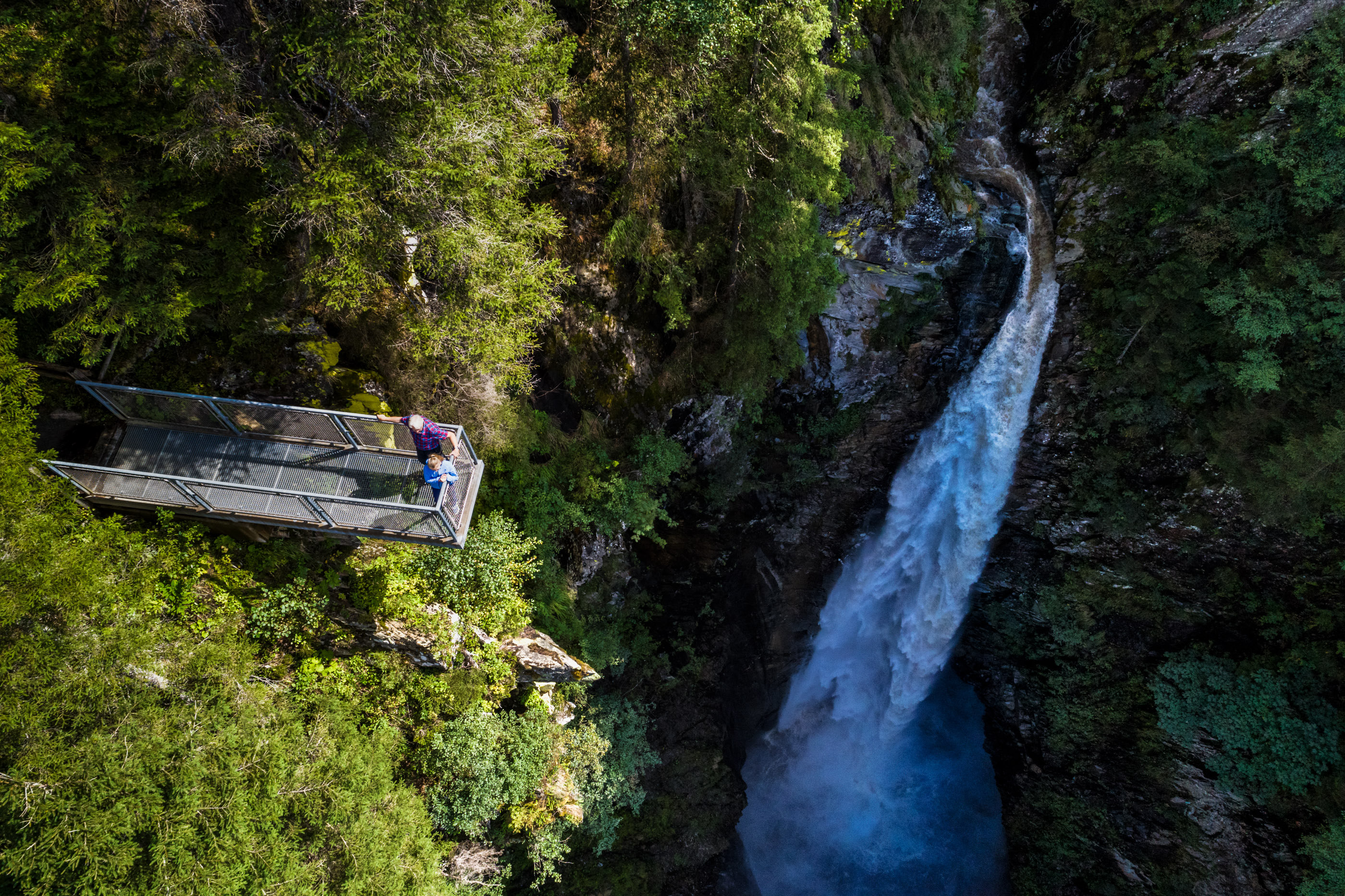 Aussichtsplattform mit Aussicht auf den Wasserfall in Untersulzbach