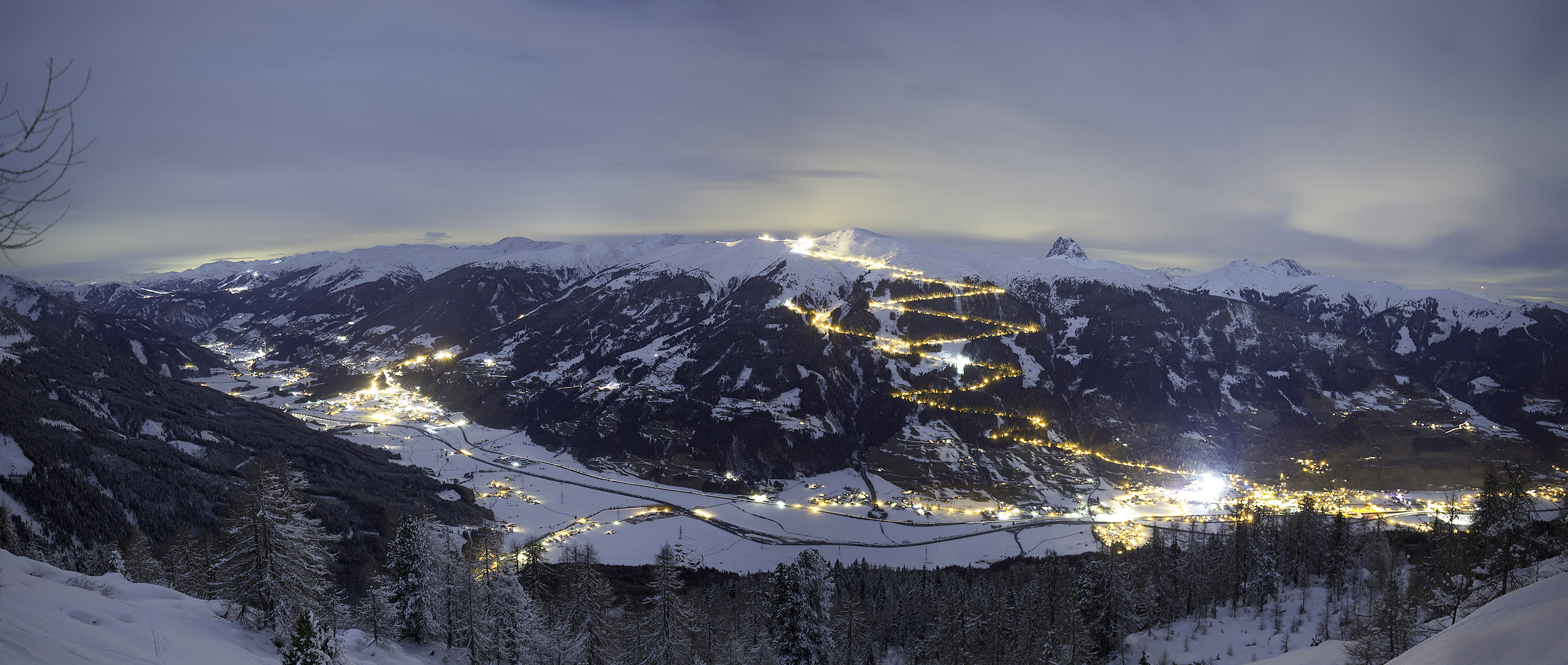 Panorama vom winterlichen Neukirchen bei Nacht