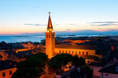 Die Stadt Grado in Italien bei Abendrot