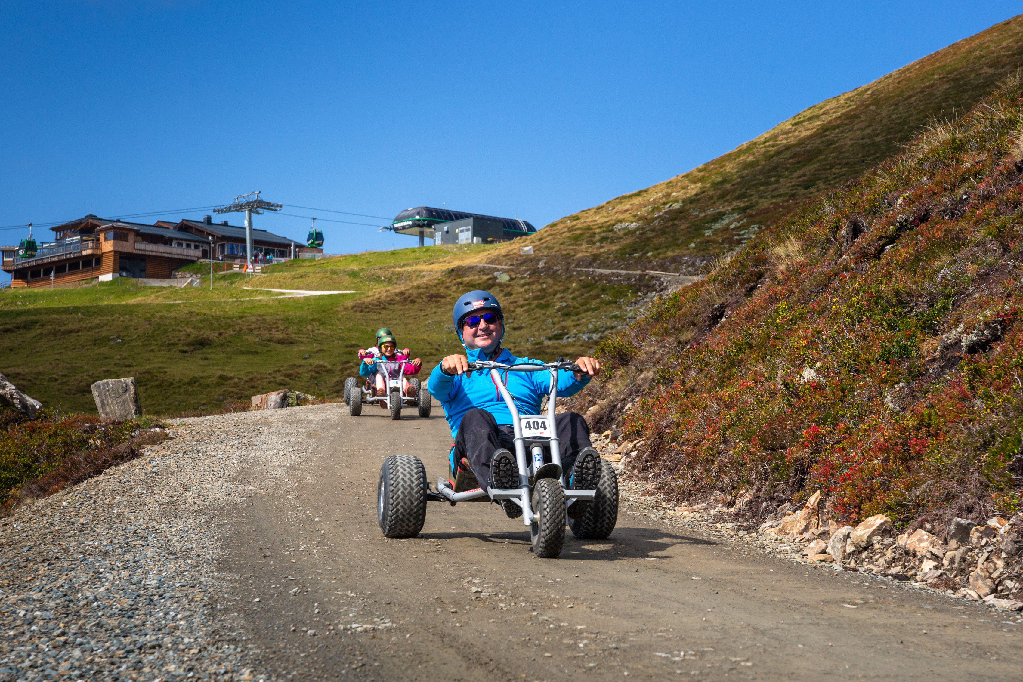 Leute unterwegs auf Mountainkarts 