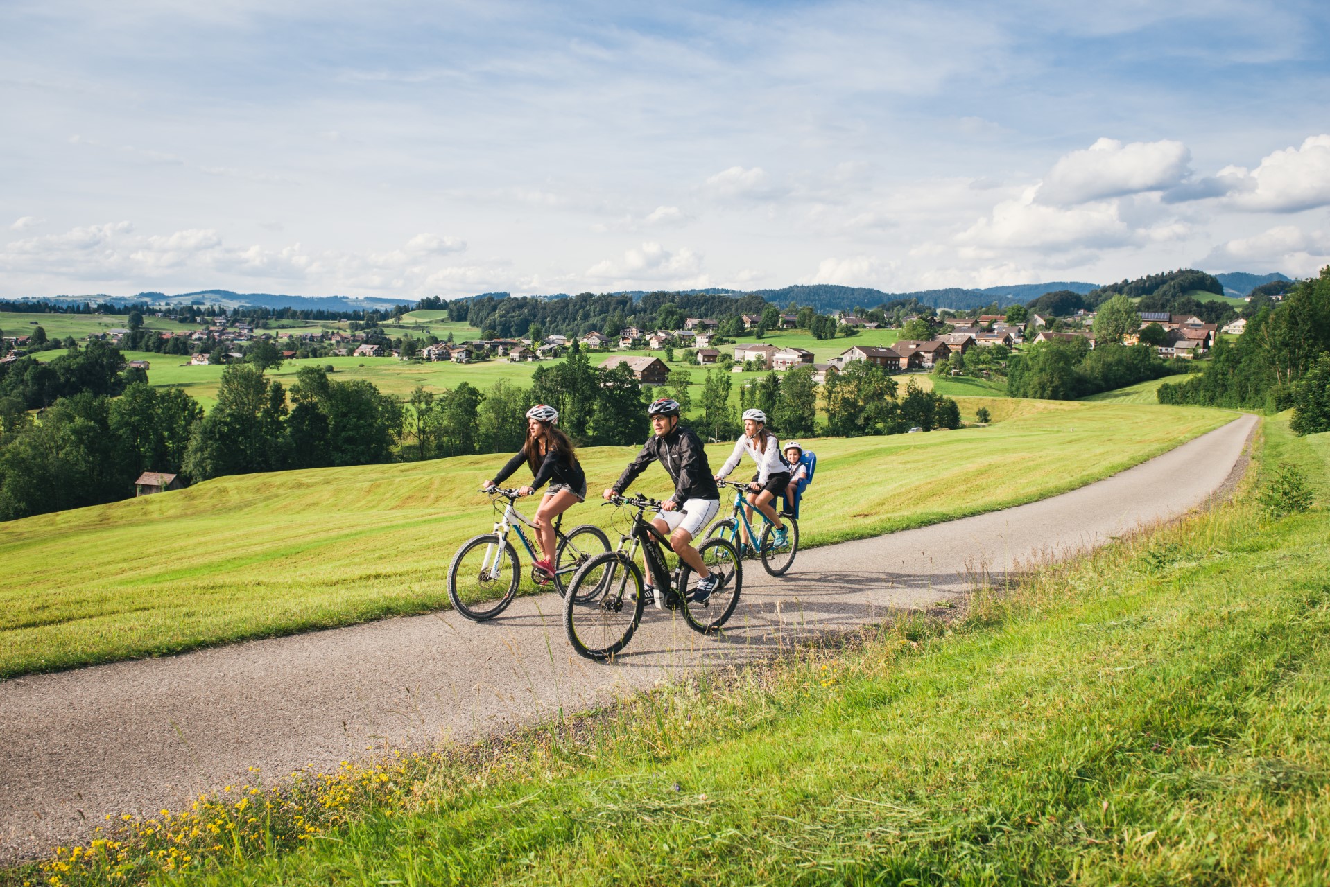 Personen unterwegs auf einer Radtour im Bregenzerwald