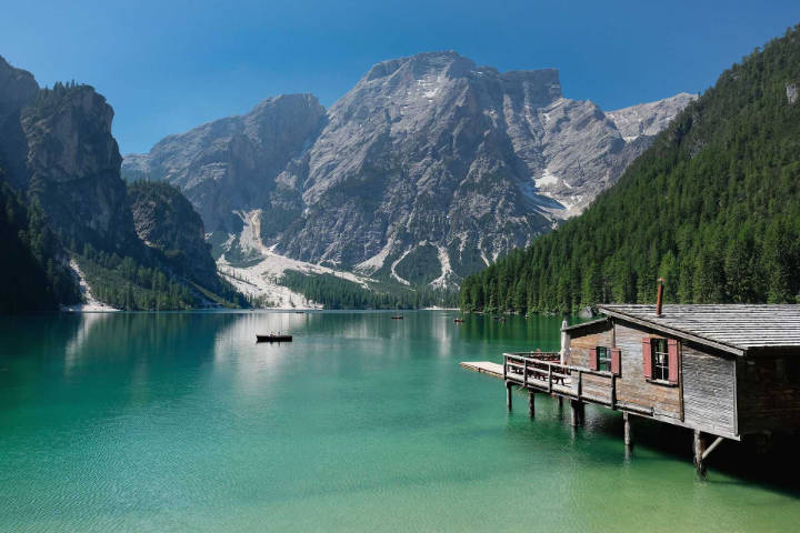 Glasklarer blauer Bergsee in den Alpen