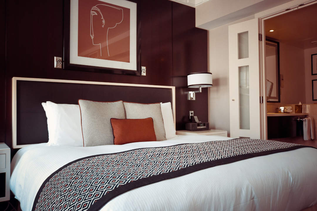 Elegantes Hotelzimmer mit bequemen Bett