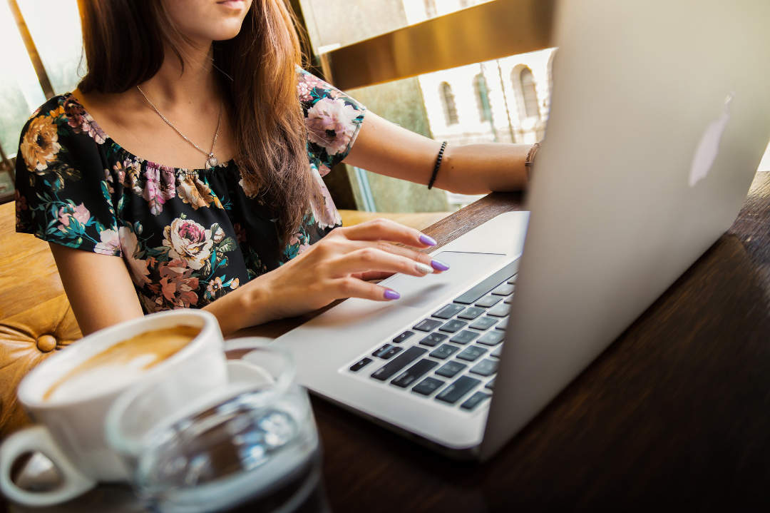 Frau schreibt eine E-Mail auf Ihrem Macbook 