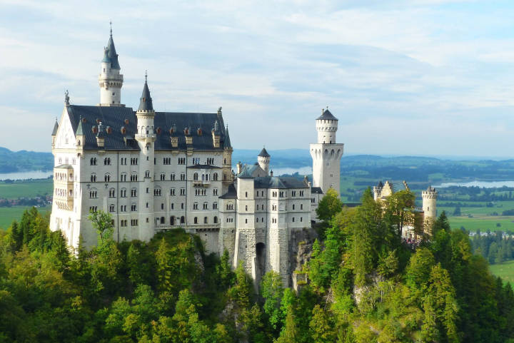 Aussicht auf die atemberaubende Neuschwanstein Burganlage