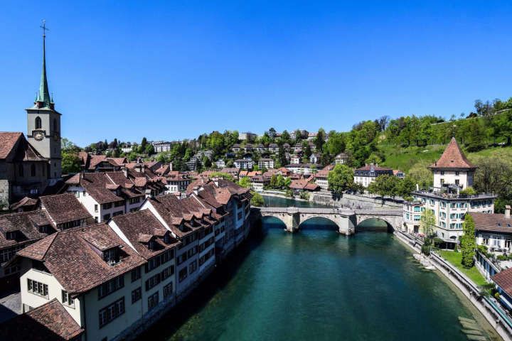 Kanal mit tiefblauen Wasser an der Stadt Bern